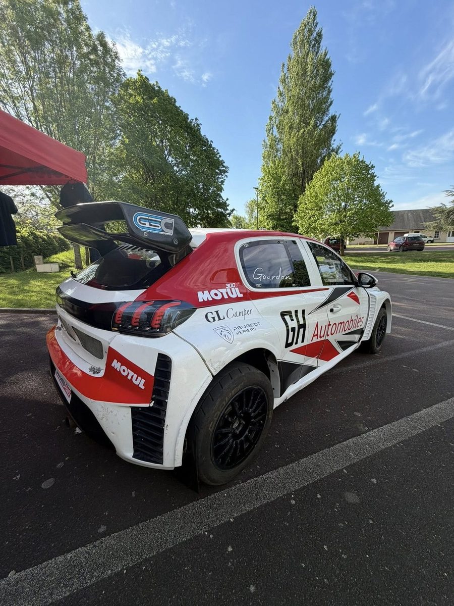 Arrière de la voiture Gourdan RX dans le paddock
