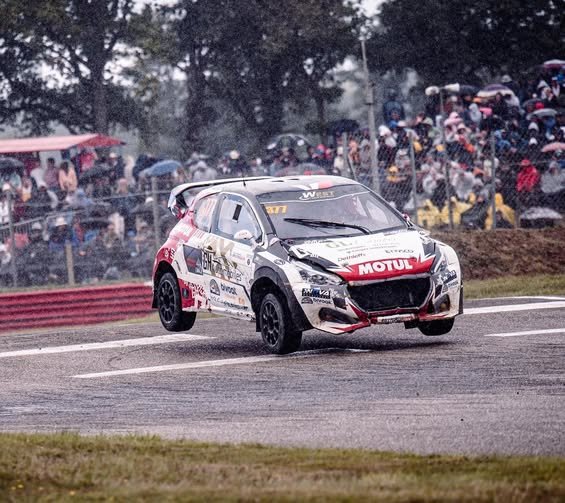 Voiture Gourdan RX en course sous la pluie devant les spectateurs