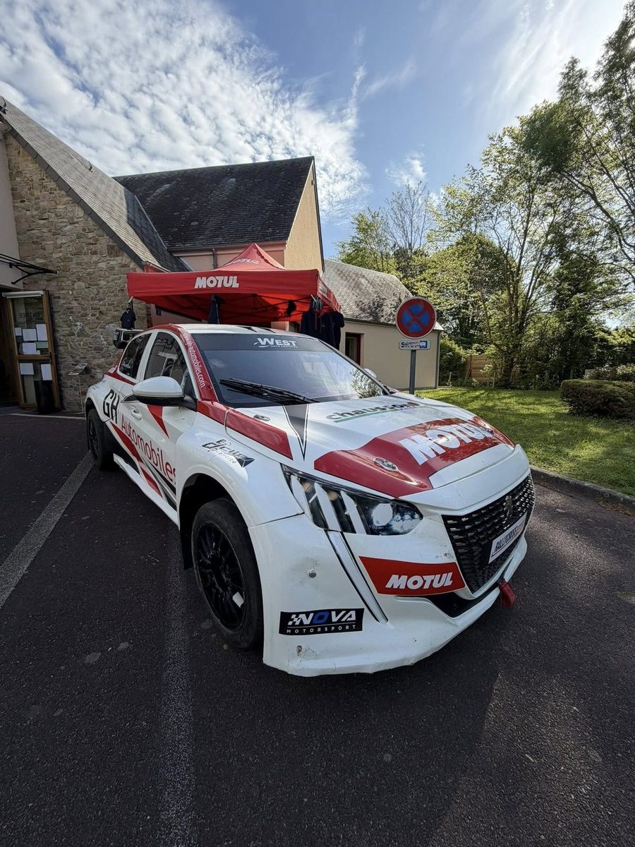 Voiture Gourdan RX de face sous la tente