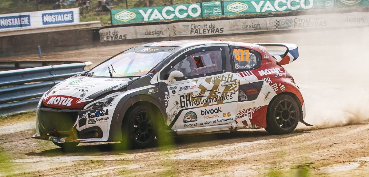 Voiture Gourdan RX en glisse sur piste terre