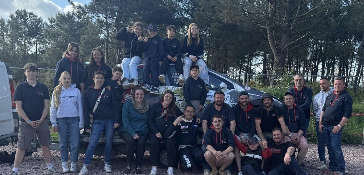 Gourdan RX Team réuni autour de la voiture à Lessay