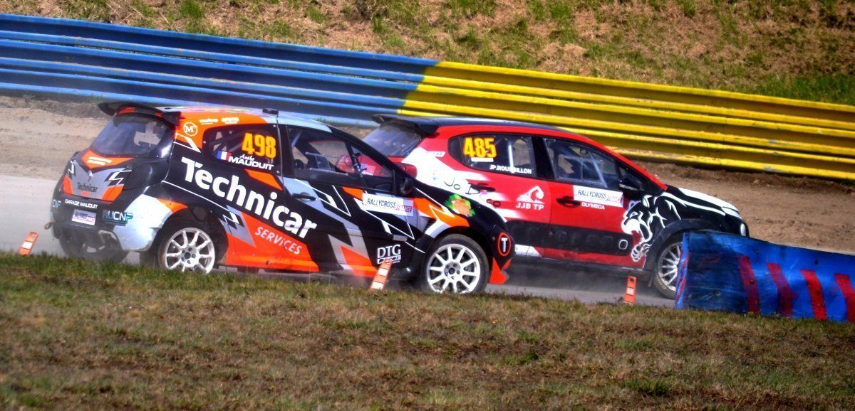 Deux voitures de rallycross en bataille sur circuit