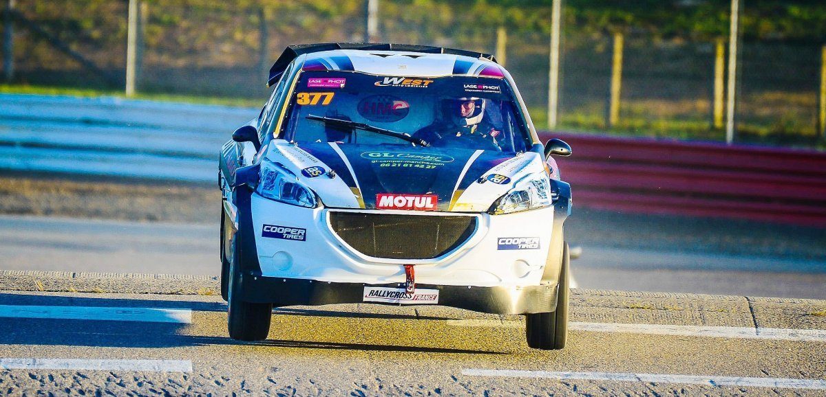 Voiture de rallycross en pleine action à Lohéac